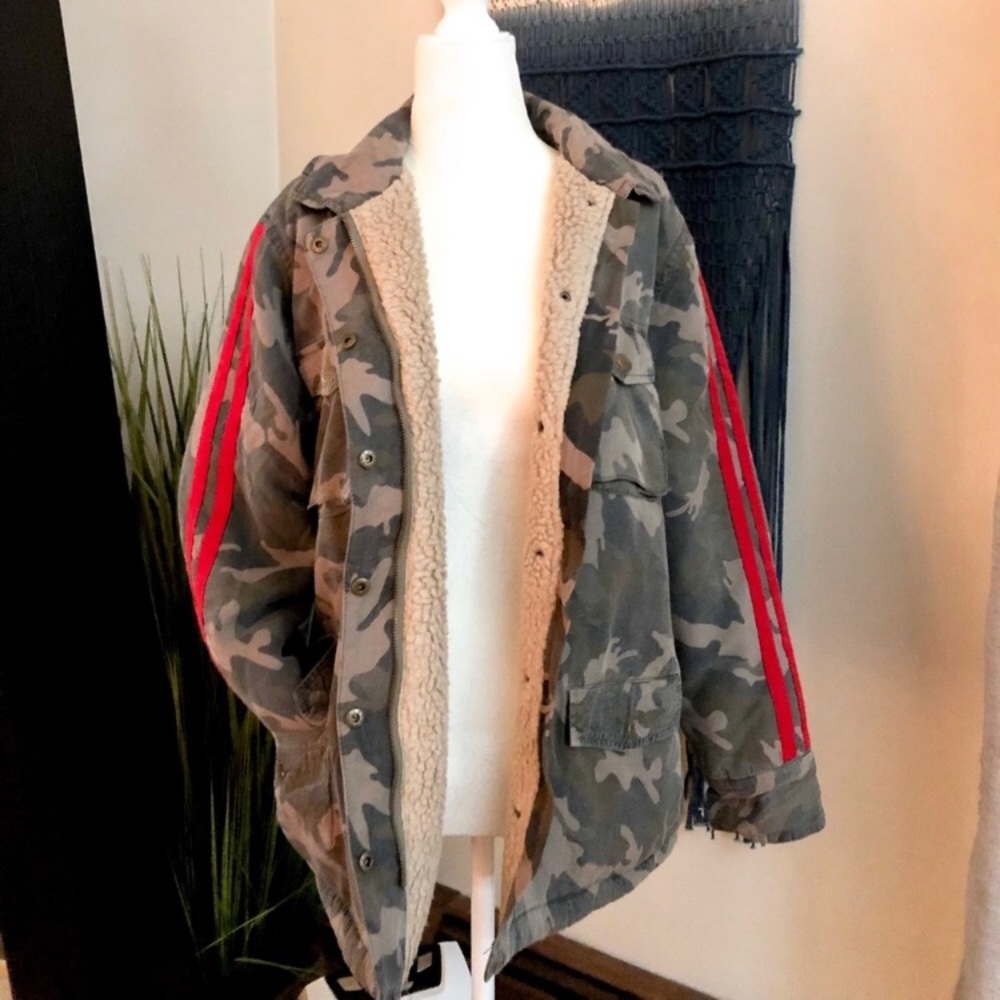 NWOT Sherpa Lined Camo Jacket Size Small